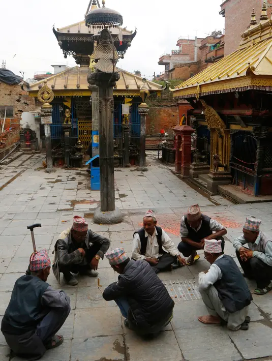 Sejumlah lansia Nepal berkumpul memainkan permainan tradisional Kashi Pyachha di Bhaktapur, Nepal (30/5). Permainan lokal tradisional Nepal ini mirip permainan catur. (AP/Niranjan Shrestha)