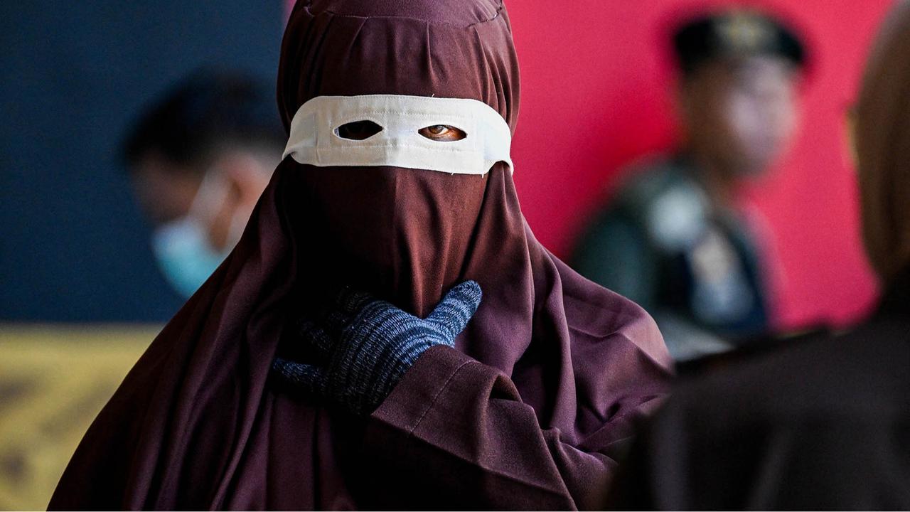 FOTO: 10 Terpidana Dicambuk di Banda Aceh, Termasuk Pasangan Sesama Jenis