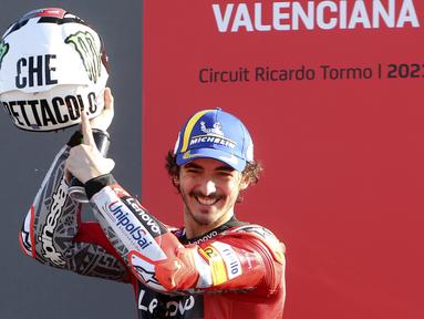 Pembalap Ducati, Francesco Bagnaia sukses finis di posisi pertama usai balapan MotoGP Valencia. Kemenangan tersebut ia dedikasikan untuk Valentino Rossi yang pensiun pada seri terakhir balapan MotoGP 2021. (AP Photo/Alberto Saiz)