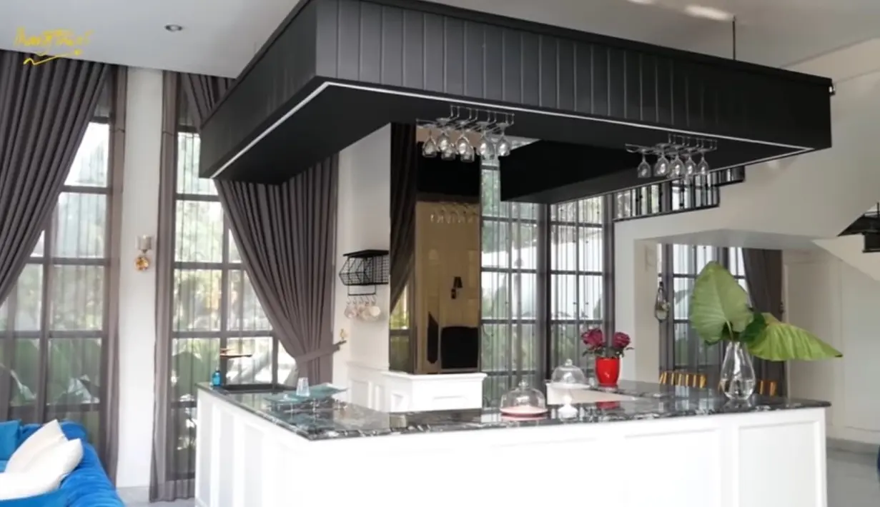 Terdapat juga bar yang digunakan saat santai. Sedangkan di bawah tangga rencananya akan dipakai buat tempat piano baby grand. [Youtube/Ikang Fawzi Official]
