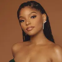 (Sumber: Instagram @hallebailey)