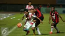 Bek Persija Novri Setiawan mencoba lolos dari kawalan hadangan pemain Persipura di laga perdana Torabika Soccer Championship presented by IM3 Ooredoo di Stadion Mandala Jayapura, Papua,Jumat (29/4/2016). Laga imbang 1-1. (Liputan6.com/Helmi Fithriansyah)