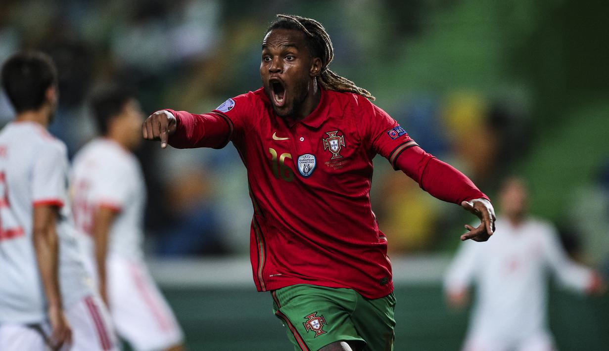 Renato Sanches. Gelandang muda berusia 23 tahun ini merupakan salah satu sosok kunci di balik kesuksesan Lille menjadi jawara Ligue 1 musim ini. Ia juga mempunyai pengalaman saat membawa Portugal Juara Euro 2016 lalu. Kariernya sempat redup usai diboyong Bayern Munchen. (AFP/Carlos Costa)