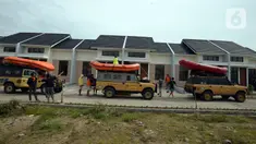 Tim Tanggap Bencana Land Rover Club Indonesia (LRCI) bersiap menyalurkan bantuan untuk korban banjir di Desa Sindangsari, Kabupaten Bekasi, Jawa Barat, Rabu (24/2/2021). Banjir di kawasan tersebut diakibatkan jebolnya tanggul Sungai Citarum dan luapan air Sungai Ciherang. (merdeka.com/Imam Buhori)