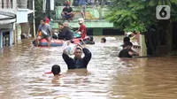 Warga dievakuasi menggunakan perahu karet dari salah satu gang di Kawasan Rawajati yang tergenang banjir, Jakarta, Rabu Rabu (1/1/2020). (Liputan6.com/Helmi Fithriansyah)