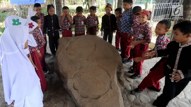 Melihat Prasasti Telapak Kaki Gajah Peninggalan Kerajaan Tarumanegara