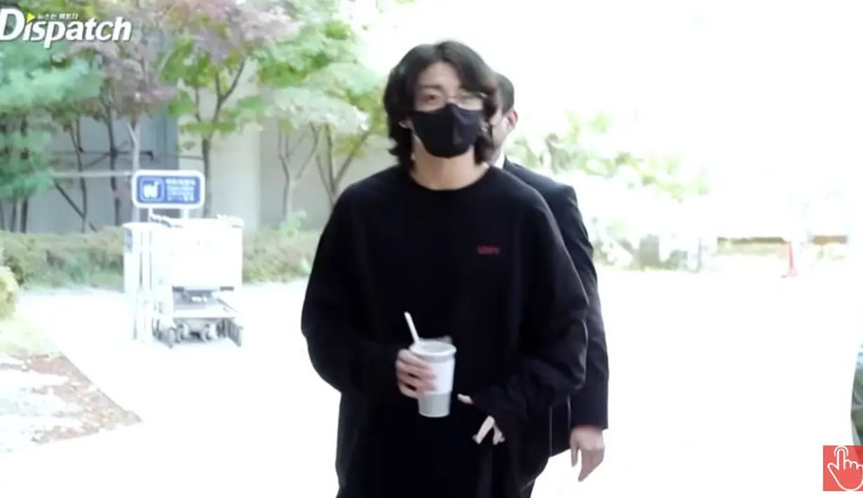 Jungkook, dikawal dua orang pria yang berpakaian jas hitam agar aman sampai naik pesawat sewaan ke Qatar. (Foto: Dispatch/Allkpop)