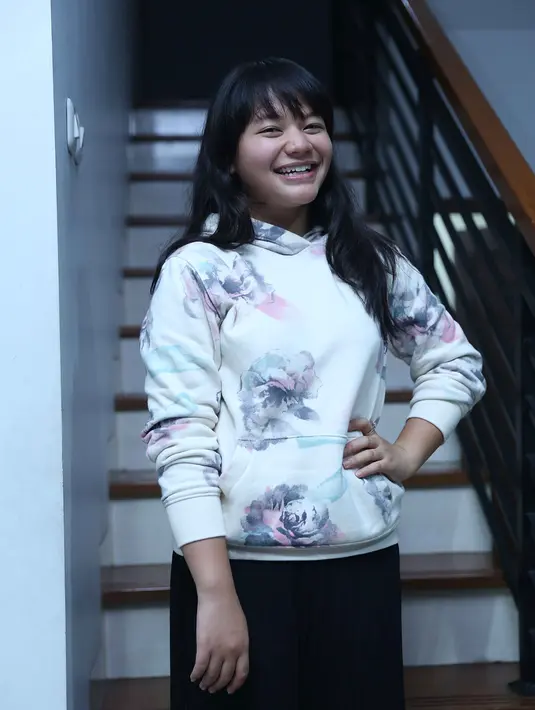 Kudeta gagal yang dilakukan oleh militer Turki tersebut, membuat suasana mencekam. Demontstran turun ke jalan. Amel dan keluarga harus tertahan di bandara Ataturk, Istambul lantaran bandara ditutup. (Nurwahyunan/Bintang.com)