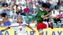 Nama pemain Amerika Serikat, London Donovan (kiri)  terpilih sebagai Pemain Terbaik dan sukses membawa Amerika Serikat ke babak semifinal di Piala Dunia U-17 1999. Donovan saat itu sudah menempa diri di Bundesliga dan kemudian sempat bermain untuk Bayer Leverkusen. Donovan kemudian terus berkembang jadi andalan Amerika Serikat. (AFP/Photosport/Andrew Cornaga)