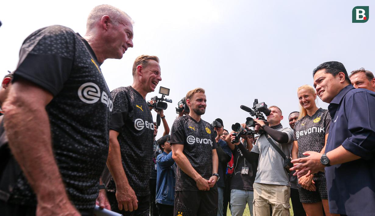 Ketua Umum PSSI, Erick Thohir (kanan) berbincang dengan tiga legenda Borussia Dortmund, Paul Lambert (kiri), Joerg Heinrich (kedua kiri), dan Marcel Schmelzer (ketiga kiri) setelah coaching clinic kepada siswa Papua Football Academy di Stadion Madya, Senayan, Jakarta, Jumat (08/09/2023). (Bola.com/Bagaskara Lazuardi)