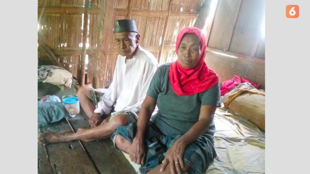 Kakek yang viral karena salat Idul Adha pakai seragam SMA dan istrinya (Fauzan/Liputan6.com)