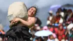 Seorang partisipan mengikuti kompetisi angkat batu yang digelar dalam festival balap kuda Dangjiren di Wilayah Damxung, Daerah Otonom Tibet, China barat daya, pada 11 Agustus 2020. (Xinhua/Purbu Zhaxi)