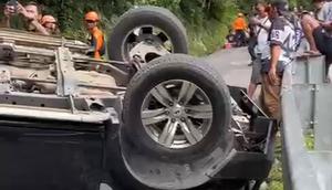 Mobil terbalik di jalur ekstrem Tanjakan Cisarakan, Desa Buniwangi, Kecamatan Palabuhanratu, pada Minggu (28/12/2025). (Liputan6.com/Fira)