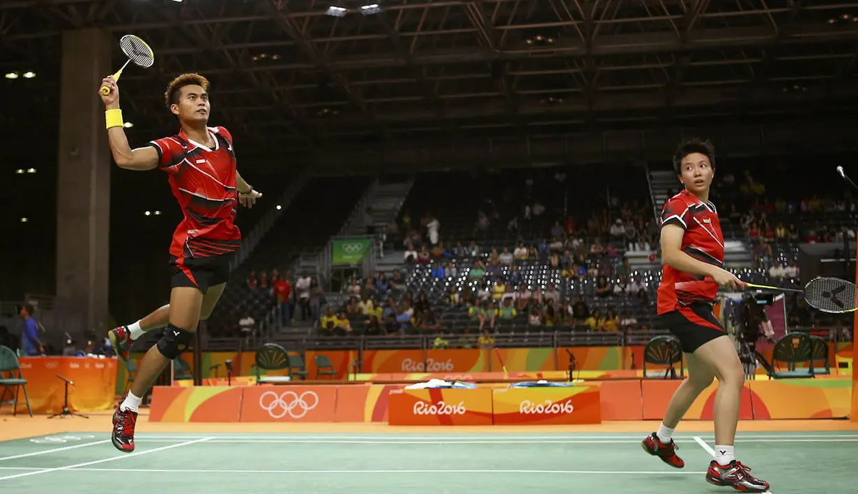 Sejak awal laga Tontowi Ahmad/Liliyana Natsir bermain baik sehingga membuat pasangan nomor satu dunia asal China itu kesulitan mengembangkan permainan. (Reuters/Jeremy Lee)
