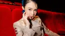 Di premiere film Ipar adalah Maut, Michelle Ziudith bergaya anggun tapi maskulin dengan kebaya Janggan rancangan Sapto Djojokartiko. [@michelleziu]
