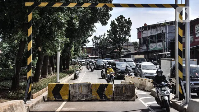 Pesepeda Motor Terobos Flyover Tapal Kuda yang Masih Ditutup