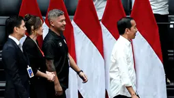 Presiden Republik Indonesia, Joko Widodo (kanan) berjalan memasuki acara peresmian Indonesia Arena pada Senin (07/08/2023) di Senayan, Jakarta. (Bola.com/Bagaskara Lazuardi)