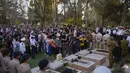 Keluarga dan teman-teman Hillel Yaniv (21) dan Yagel Yaniv (19) menghadiri pemakaman mereka di pemakaman nasional Israel di Yerusalem, Senin, 27 Februari 2023. Kedua bersaudara Israel itu dibunuh pada Minggu di kota Hawara, Tepi Barat, oleh seorang warga Palestina. penembak yang melarikan diri dari tempat kejadian. (AP/Ohad Zwigenberg)