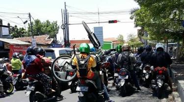 7 Momen Ngakak Penumpang Maksa Naik Ojek Online