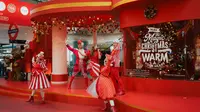 Penyanyi Acho Pardosi tampil bareng penari melantun “White Chistmas” di ajang Christmas Playground 2024. Tak sendiri, Gaby Rene pun meramaikan panggung. (Foto: Dok. Tim Grand Indonesia Jakarta)
