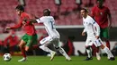 Penyerang Portugal Joao Felix (kiri) bersaing dengan gelandang Prancis N'Golo Kante pada babak penyisihan Liga A Grup 3 UEFA Nations League di Estadio da Luz, Lisbon, Minggu (15/11/2020) dinihari WIB. Prancis lolos ke semifinal usai mengalahkan tim kandang Portugal 1-0 (PATRICIA DE MELO MOREIRA/AFP)