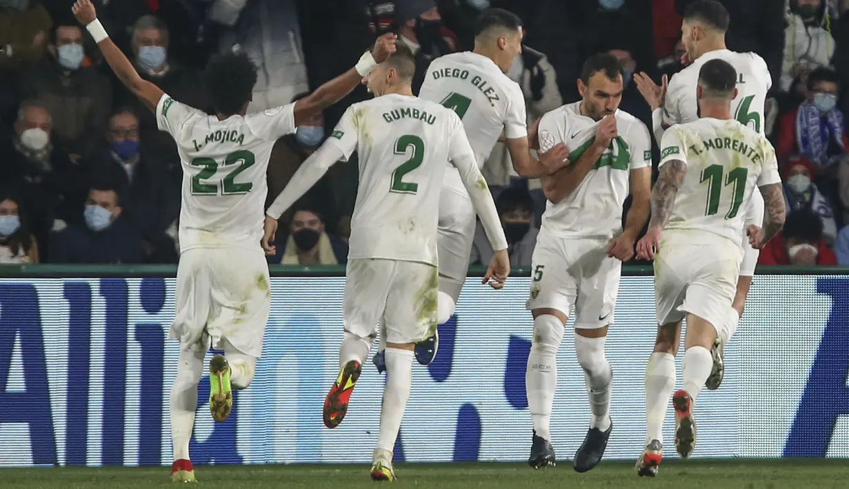 Bek Elche, Gonzalo Verdu (ketiga kanan) merayakan dengan rekan setimnya setelah mencetak gol ke gawang Real Madrid selama pertandingan babak 16 besar Copa del Rey di stadion Martinez Valero di Elche, Spanyol, Jumat (21/1/2022). Real Madrid menang tipis atas Elche 2-1. (AP Photo/Alberto Saiz)