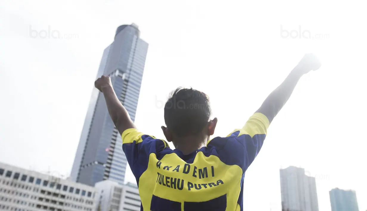 Pemain SSB Tulehu Putra, Saleh Al'Ayubi Pary, merayakan gol saat latihan di Stadion Soemantri Brodjonegoro, Jakarta, Senin (4/12/2017). Sebanyak 13 anak Maluku ikut pelatihan Liga Remaja UC News. (Bola.com/Vitalis Yogi Trisna)