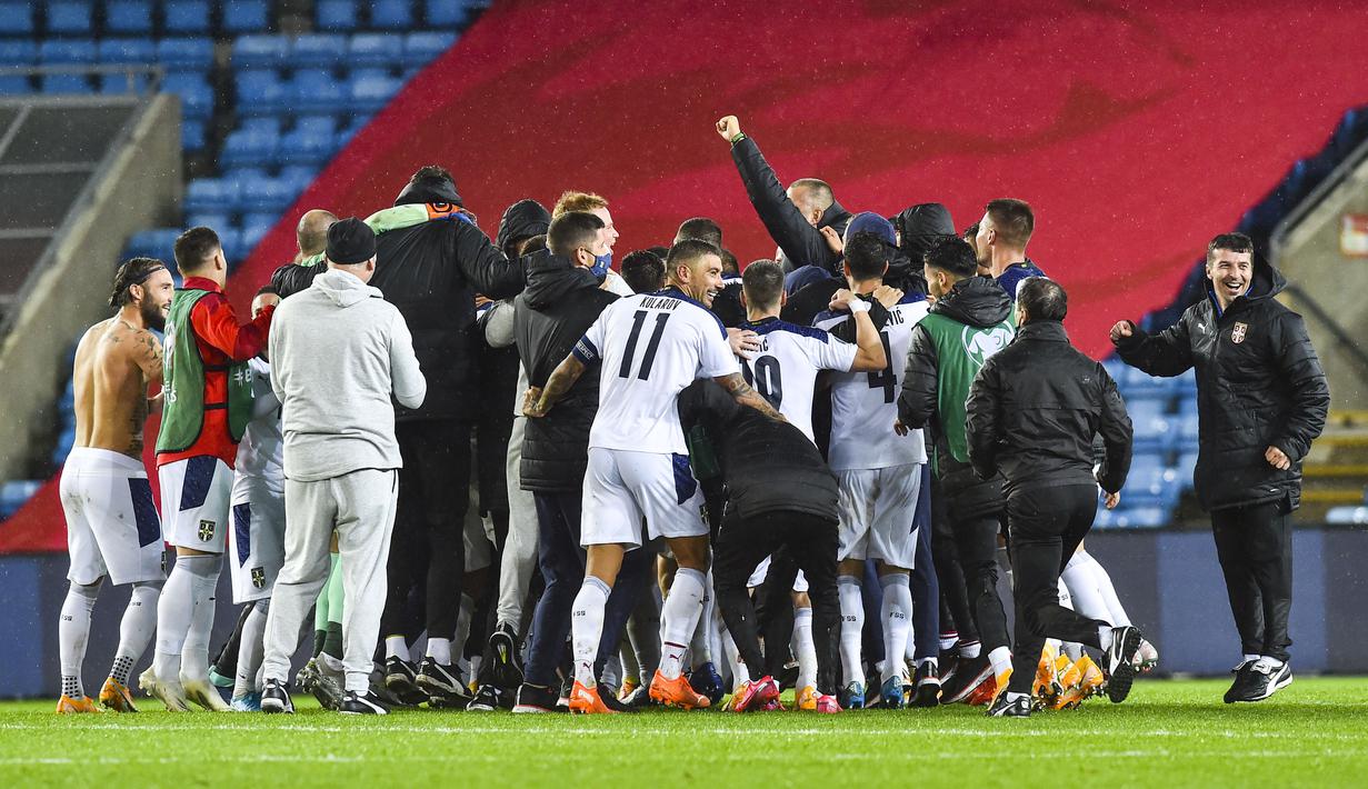 Pemain Serbia merayakan kemenangan atas Norwegia pada laga semi final playoff Euro 2020 di Ullevaal Stadion, Jumat (9/10/2020) dini hari WIB. Serbia menang 2-1 atas Norwegia. (AFP/Fredrik Varfjell/NTB)