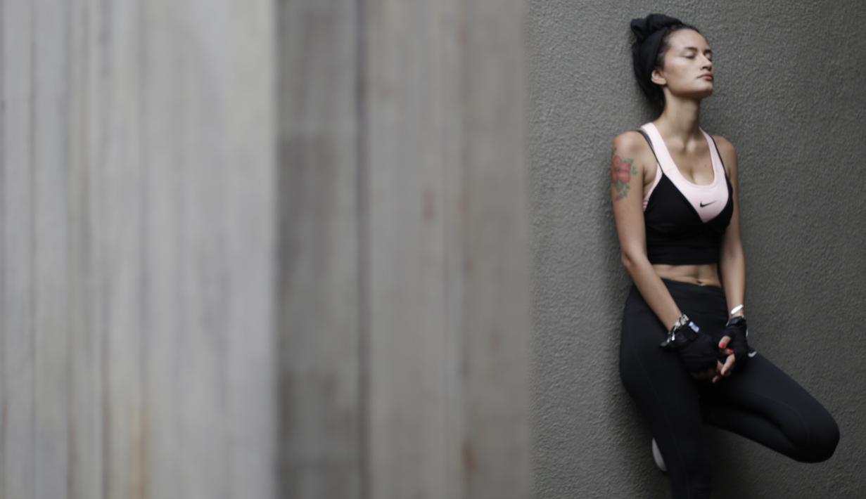 Model dan penyanyi, Rebecca Reijman, berpose usai latihan Muay Thai di rumahnya di Depok, Jawa Barat, Minggu (23/12). Beladiri Muay Thai dipilihnya untuk menjaga kebugaran dan sebagai pertahanan diri. (Bola.com/Vitalis Yogi Trisna)