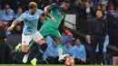 Bek Manchester City, Kyle Walker berebut bola dengan gelandang Tottenham Hotspur, Victor Wanyama pada leg kedua perempat final Liga Champions di Etihad Stadium, Rabu (17/4).  Meski menang dengan skor 4-3 namun Manchester City tetap gagal melaju ke semifinal Liga Champions. (Anthony Devlin / AFP)