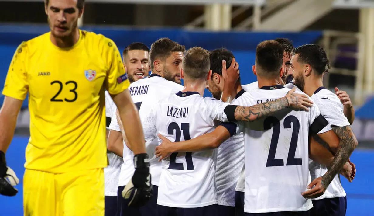 Para pemain Italia merayakan gol yang dicetak oleh Francesco Caputo ke gawang Moldova pada laga uji coba di Stadion Artemio Franchi, Kamis (9/10/2020). Italia menang dengan skor 6-0. (Marco Bucco/LaPresse via AP)