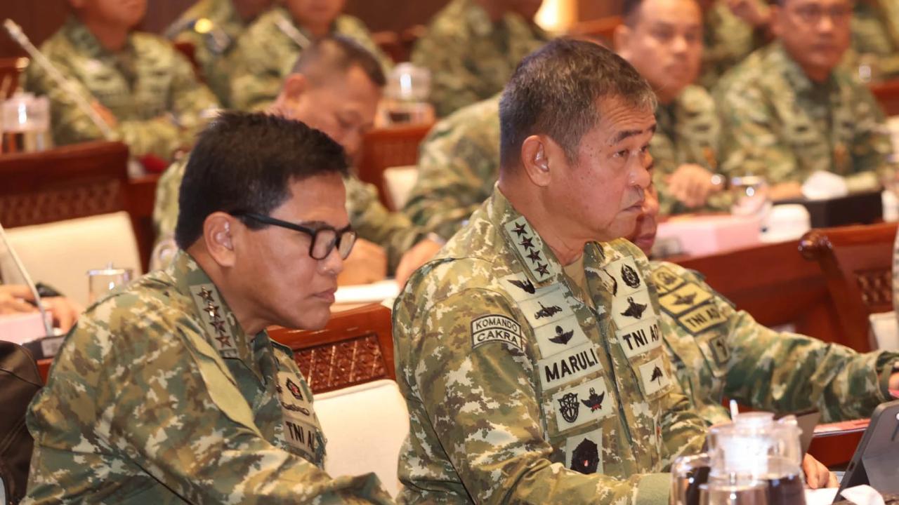 FOTO: Kasad Maruli Bahas Kesiapan Pertahanan Nasional di DPR