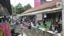 Banjir merendam permukiman warga tepat berada di belakang gedung AEON Mall Jakarta Garden City di Kayu Tinggi, Cakung, Jakarta, Selasa (25/2/2020). Aeon Mall Jakarta Garden City diserang sekelompok warga yang menuding mall sebagai penyebab permukiman mereka kebanjiran. (merdeka.com/Iqbal S Nugroho)