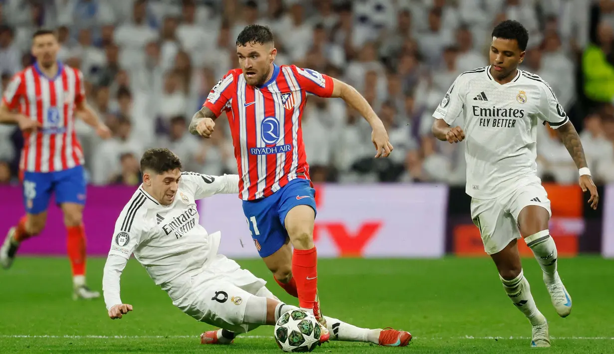 Hingga akhir pertandingan leg pertama 16 besar Liga Champions 2024/2025 usai, Real Madrid unggul 2-1 atas Atletico. Laga leg kedua akan digelar di markas Atletico Madrid pada pekan depan. (Pierre-Philippe MARCOU/AFP)