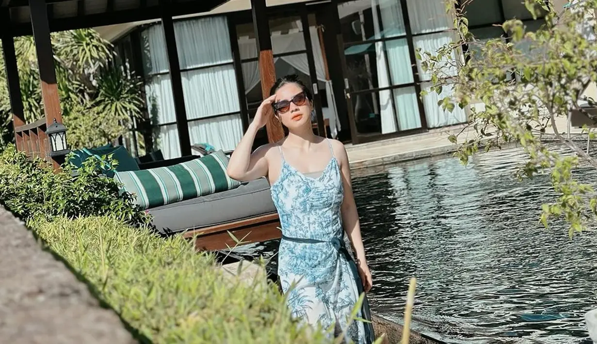 Ketika badannya lebih berisi dan kini makin langsing, Felicya memang selalu tampil percaya diri saat memakai mini dress ataupun celana pendek. Meski sudah menikah dan dikaruniai dua anak, penampilan artis kelahiran tahun 1994 ini selalu modis dan stylish bak ABG. Bahkan netizen menyebut jika pasti tetap banyak yang percaya jika menyebut Feli belum menikah. (Liputan6.com/IG/@felicyangelista_)
