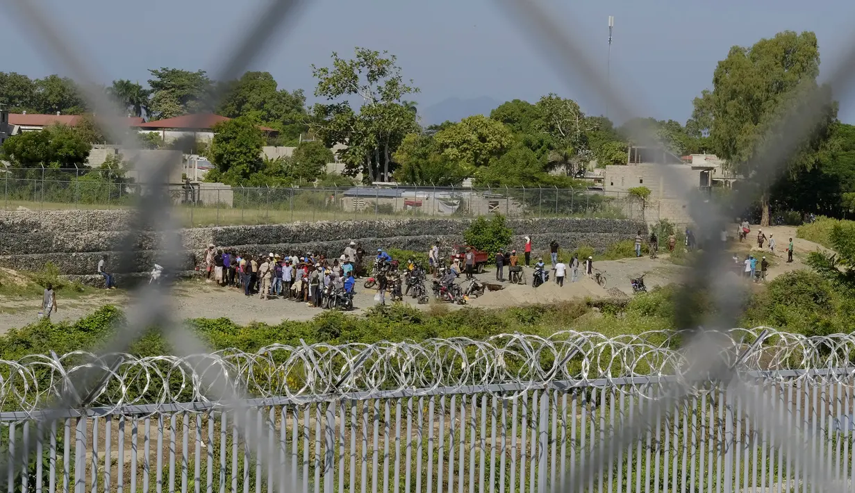 Republik Dominika membuka sebagian perbatasannya dengan Haiti pada hari Rabu untuk aktivitas komersial terbatas. (AP Photo/Ricardo Hernandez)
