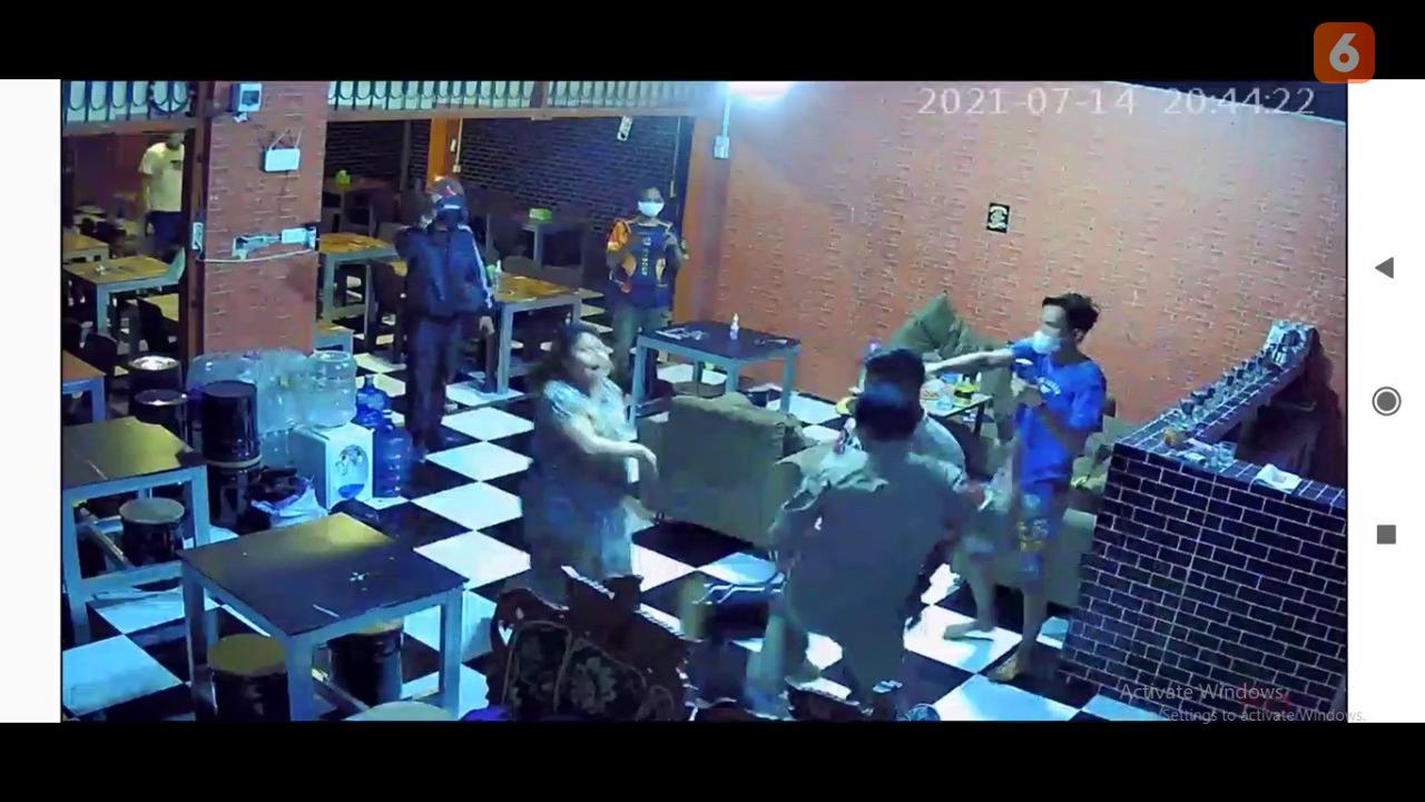 Tangkapan layar rekaman CCTV saat satpol PP pukul pemilik kafe di Gowa (Liputan6.com/Fauzan)