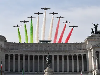 Atraksi unit aerobatik Angkatan Udara Italia Frecce Tricolori di atas Monumen Vittoriano, Roma, Italia (2/6). Atraksi ini dilakukan dalam rangka upacara memperingati Hari Republik Italia. (AFP Photo/Marie Laure Messana)