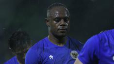 Victor Igbonefo - Bek veteran Persib Bandung ini telah membuktikan ketangguhannya sebagai benteng kokoh. Hal itulah yang membuat Shin Tae-yong sampai memanggil sang pemain untuk bertanggung jawab di lini pertahanan Timnas Indonesia. (Bola.com/M Iqbal Ichsan)