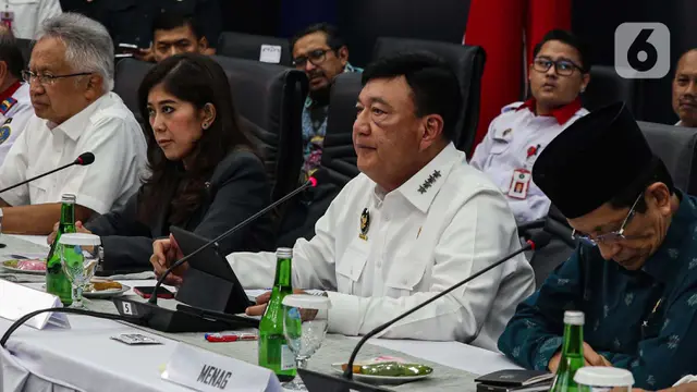 Bersama Sejumlah Menteri, Menko Polkam Budi Gunawan Tunjukkan Tumpukan Uang Hasil Operasi Pemberantasan Judi Online