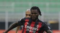 Gelandang AC Milan, Franck Kessie megontrol bola saat bertanding melawan Fiorentina pada pertandingan lanjutan Liga Serie A Italia di stadion San Siro di Milan, Italia, Minggu (29/11/2020). AC Milan menang 2-0 atas Fiorentina. (AP Photo / Luca Bruno )