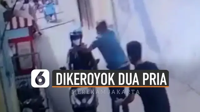 Terekam kamera CCTV pengendara ojek online dikeroyok dua orang pria di sebuah gang.