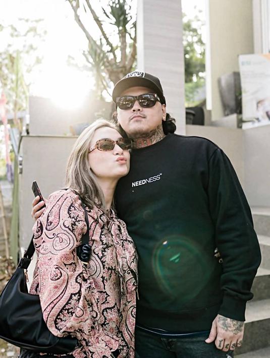 Dalam kehamilan anaknya yang ke-4, Demi yang jarang unggah potretnya bersama suami saat ini kerap tampil mesra. Kebersamaannya pun kerap diunggah dalam media sosial yang dipuji sebagai pasangan serasi. (Liputan6.com/IG/@demilangston)