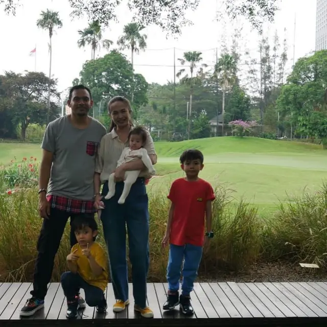 6 Potret Verlita Evelyn 'Cinta Fitri' dan Keluarga, Selalu Harmonis