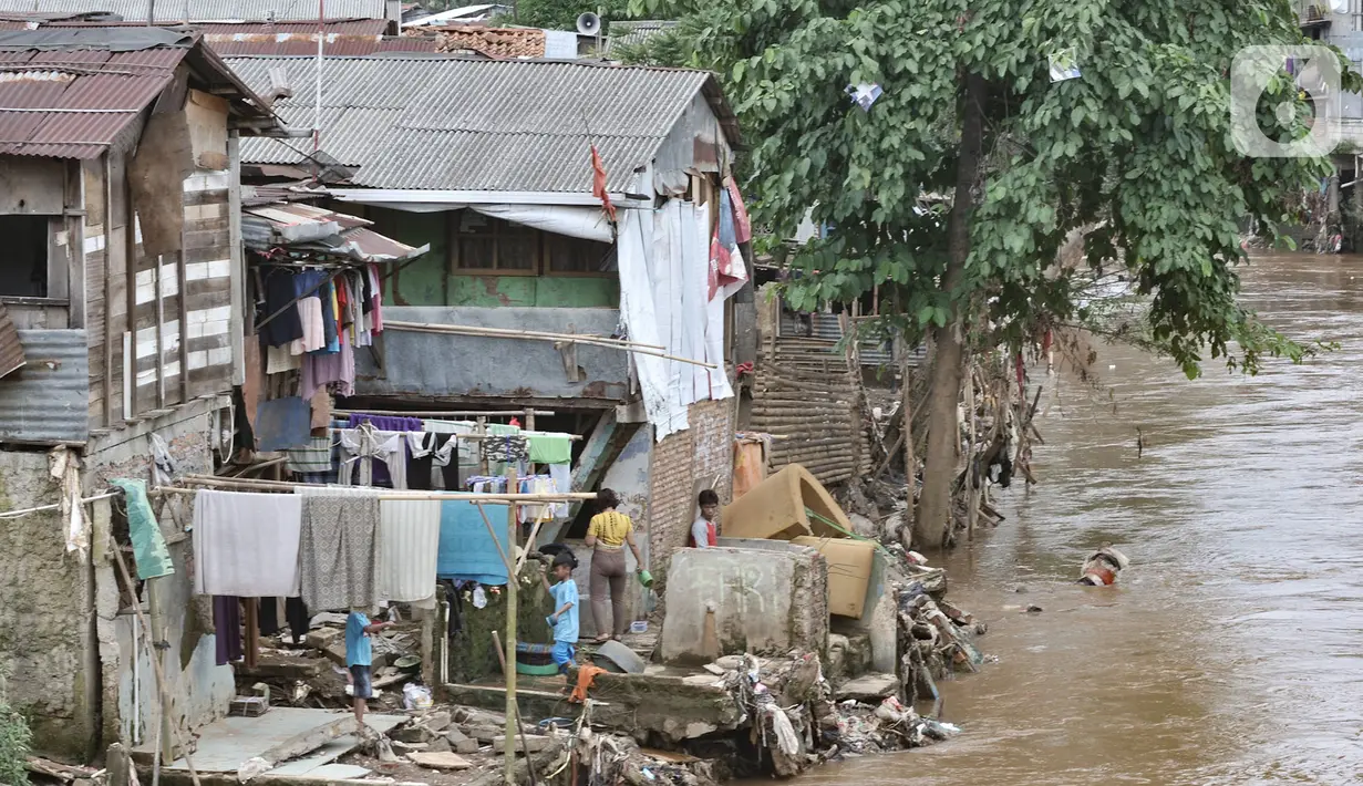 Aktivitas warga di bantaran Kali Ciliwung, Manggarai, Jakarta, Rabu (19/2/2020). Penggantian istilah normalisasi menjadi naturalisasi sungai oleh Gubernur DKI Jakarta Anies Baswedan diklaim lebih baik dan tidak merusak ekosistem. (merdeka.com/Iqbal Nugroho)