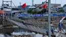 Jembatan gantung miring ke kiri karena salah satu bentangan kabel penyangga putus dan belum ada langkah perbaikan dari pemda DKI, Sabtu (14/06) (Liputan6.com/Andrian M Tunay)