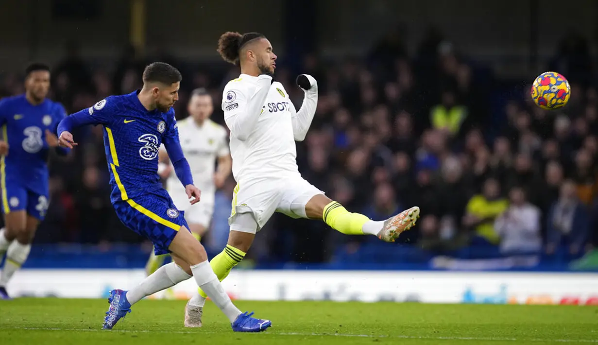 Pemain Chelsea Jorginho (kiri) berebut bola dengan pemain Leeds United Tyler Roberts pada pertandingan sepak bola Liga Inggris di Stadion Stamford Bridge, London, Inggris, 11 Desember 2021. Chelsea menang 3-2. (AP Photo/Matt Dunham)