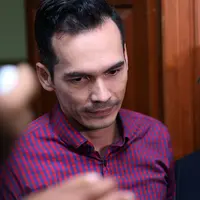 "Kamu ngefoto saksi saya? Yang fair dong, saya kan enggak pernah ganggu saksi kamu, kenapa kamu ganggu saksi saya," ucap Junaedi di PA Cibinong. (Nurwahyunan/Bintang.com)