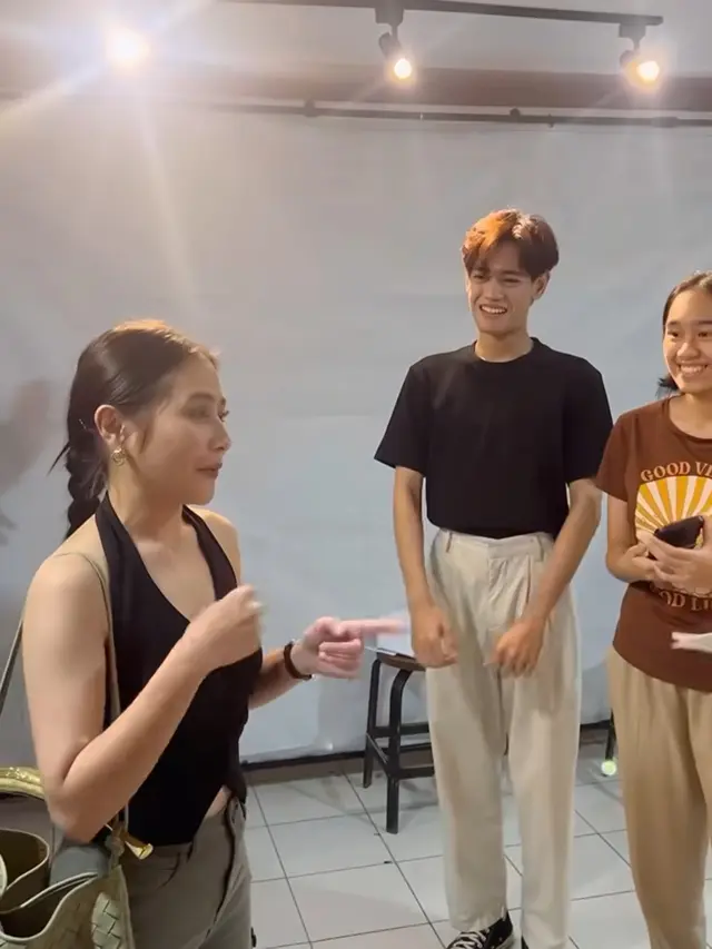 Prilly Latuconsina Pakai Bahasa Isyarat