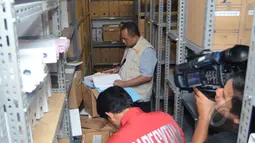 Suasana penggeledahan Kantor SKK Migas, Jakarta, Selasa (5/5/2015). Penggeledahan ini terkait tindak pidana korupsi dan pencucian uang yang dilakukan SKK Migas. (Liputan6.com/Herman Zakharia)